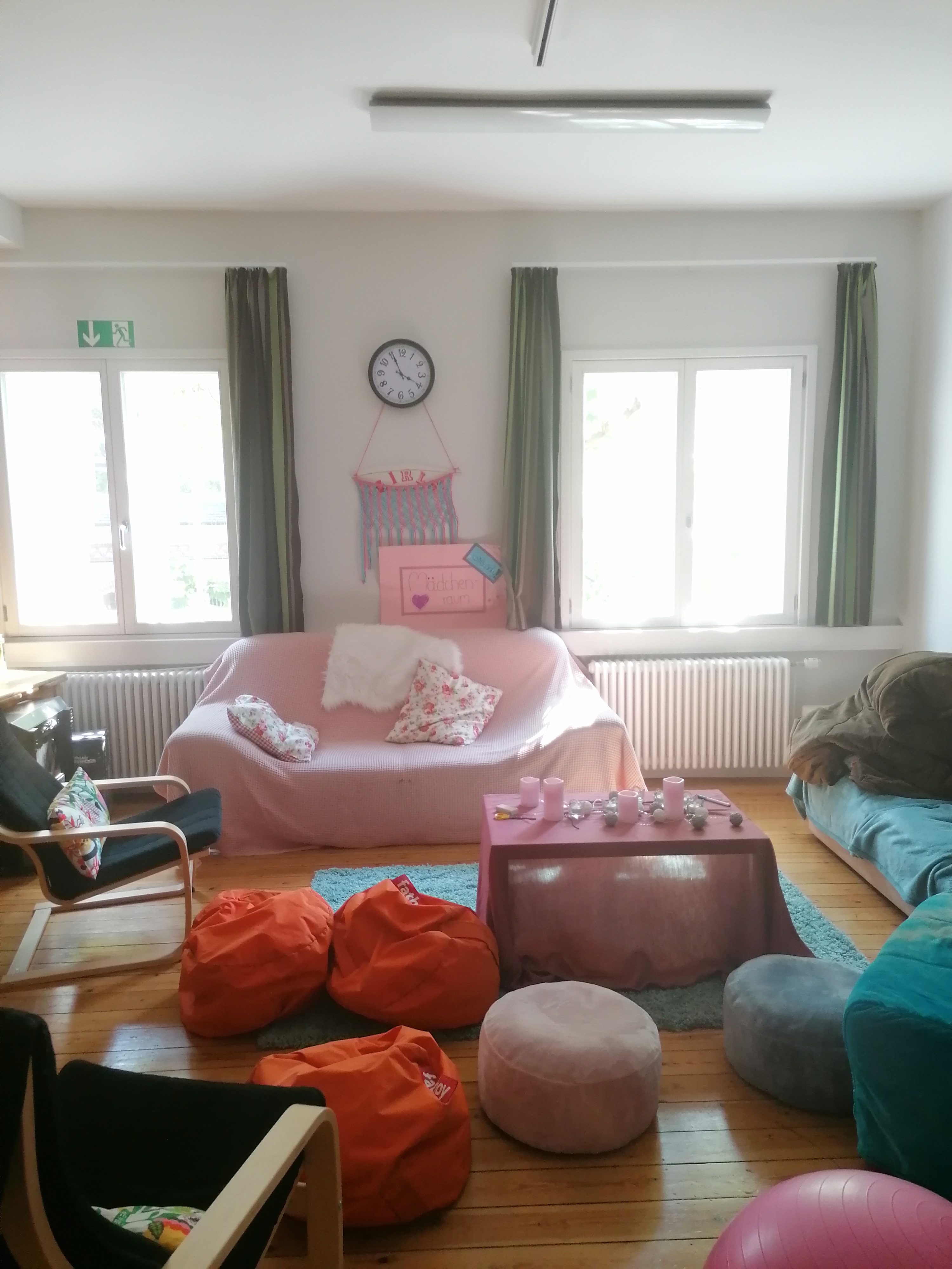 Gemeinschaftsraum mit Sofa im Jugendzentrum Burgtor